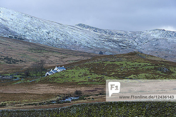 Bauernhaus in einer winterlichen Landschaft im Snowdonia-Nationalpark  Gwynedd  Wales  Vereinigtes Königreich  Europa