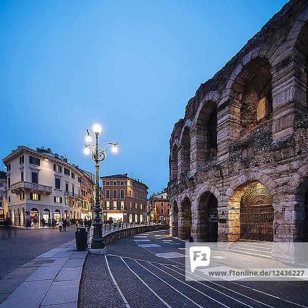 Piazza Bra und römische Arena bei Nacht  Verona  Provinz Venetien  Italien  Europa