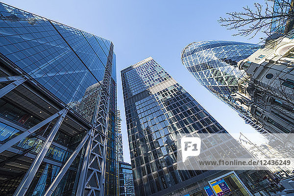 Wolkenkratzer des Finanzviertels  darunter 30 St. Mary Axe  bekannt als Gherkin und das Leadenhall Building  bekannt als Cheesegrater  City of London  London  England  Vereinigtes Königreich  Europa
