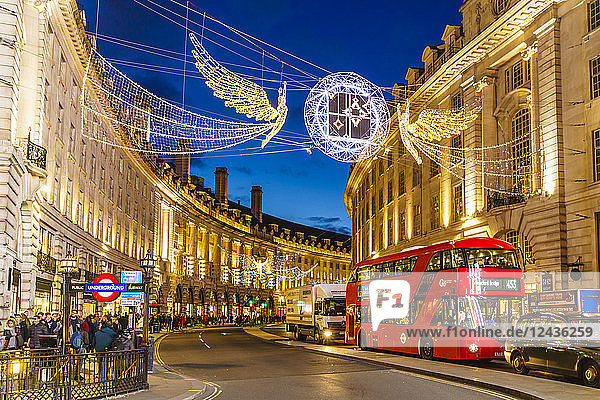 Regent Street mit Weihnachtsdekoration  London  England  Vereinigtes Königreich  Europa