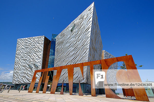 Titanic Belfast Museum auf dem Gelände der ehemaligen Harland & Wolff-Werft  Belfast  Nordirland  Vereinigtes Königreich  Europa