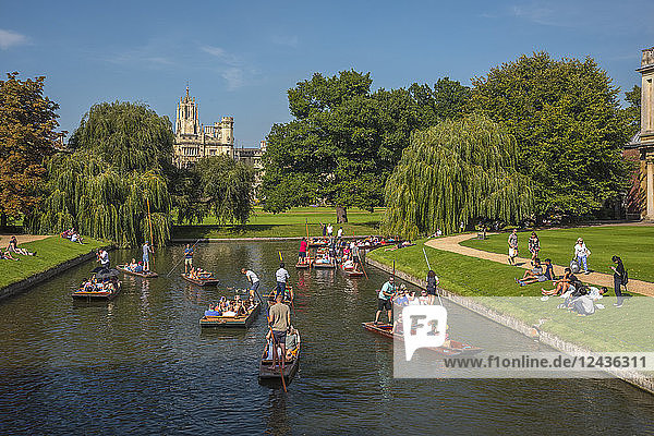 St. John's College und Stocherkahnfahren auf dem Fluss Cam  Cambridge  Cambridgeshire  England  Vereinigtes Königreich  Europa
