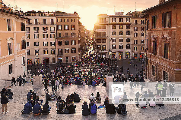 Blick von der Spanischen Treppe  bei Sonnenuntergang  Piazza di Spagna  Rom  Latium  Italien  Europa