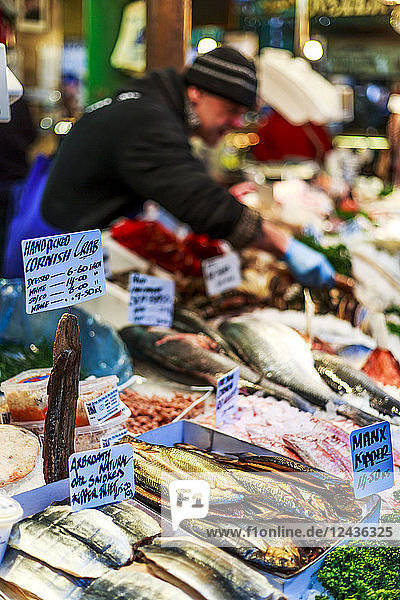 Fischstand in Borough Market  Southwark  London  England  Vereinigtes Königreich  Europa