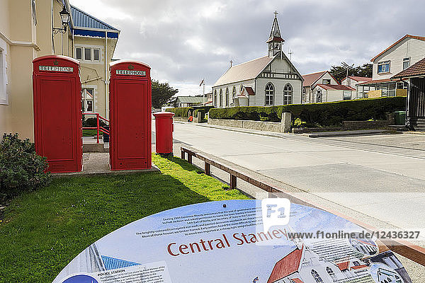 Schild Central Stanley   Postamt  rote Telefonzellen und Postkasten  traditionelle Kirche  Port Stanley  Falklandinseln  Südamerika