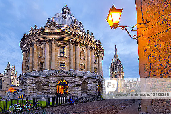 Radcliffe Camera and University Church of St. Mary the Virgin beyond  Oxford  Oxfordshire  England  Vereinigtes Königreich  Europa