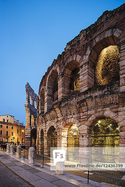 Piazza Bra und römische Arena bei Nacht  Verona  Provinz Venetien  Italien  Europa