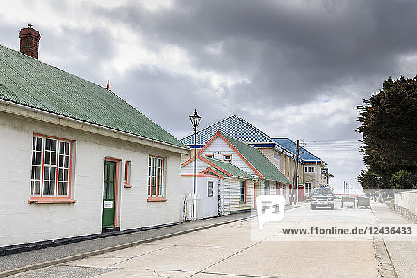 Traditionelle Gebäude mit pastellfarbenen Eisendächern  Postamt  Telefonzellen  Taxi  Central Stanley  Port Stanley  Falklandinseln  Südamerika