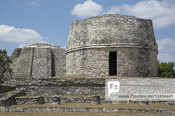 Observatorium im Vordergrund  Burg Kukulcan im Hintergrund  Maya-Ruinen  archäologische Stätte Mayapan  Yucatan  Mexiko  Nordamerika