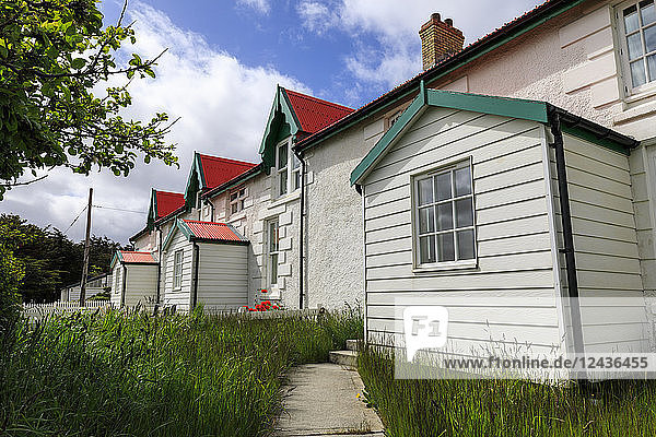 Historische Marmont Row  weißes Haus am Meer  Victory Green  Stanley  Port Stanley  Falklandinseln  Südamerika