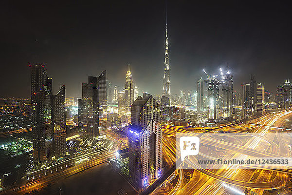 Skyline von Dubai und Sheikh Zayed Road Interchange bei Nacht  Dubai  Vereinigte Arabische Emirate  Naher Osten
