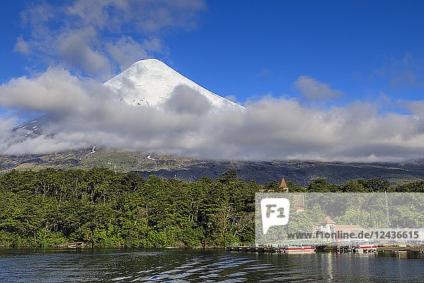 Petrohue  schneebedeckter  kegelförmiger Vulkan Osorno  See Todos Los Santos  Nationalpark Vicente Perez Rosales  Seengebiet  Chile  Südamerika