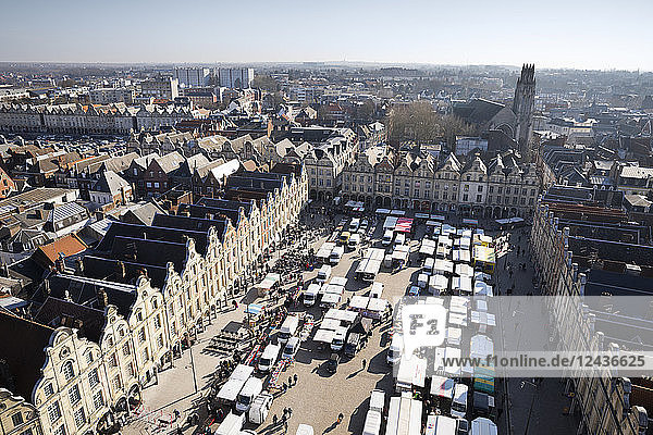 Place des Heros Samstagsmarkt vom Glockenturm aus gesehen  Arras  Pas-de-Calais  Region Hauts-de-France  Frankreich  Europa