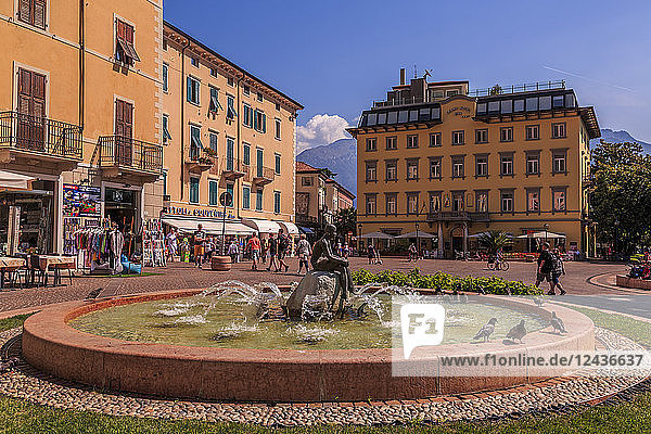 Blick auf Brunnen und pastellfarbene Architektur auf der Piazza Garibaldi  Riva del Garda  Gardasee  Trentino  Italienische Seen  Italien  Europa