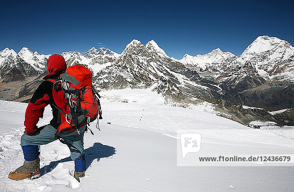 Bergsteiger mit Blick auf den Everest  Khumbu  Himalaya  Nepal  Asien