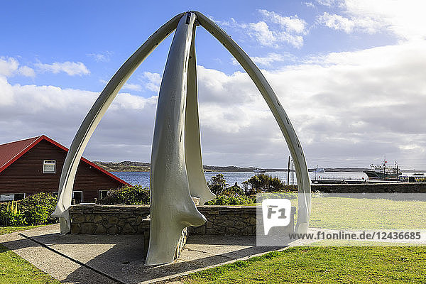 Restaurierter Whalebone Arch  Schiffe und die Narrows Waterfront  Stanley Harbour  Port Stanley  Falklandinseln  Südamerika