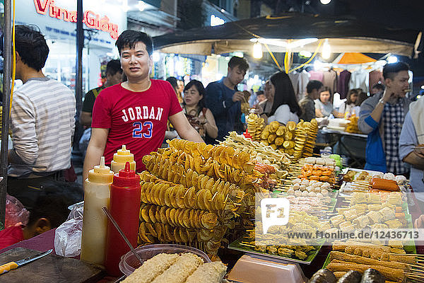 Chips und Spieße auf einem Nachtmarkt in der Altstadt von Hanoi  Vietnam  Indochina  Südostasien  Asien