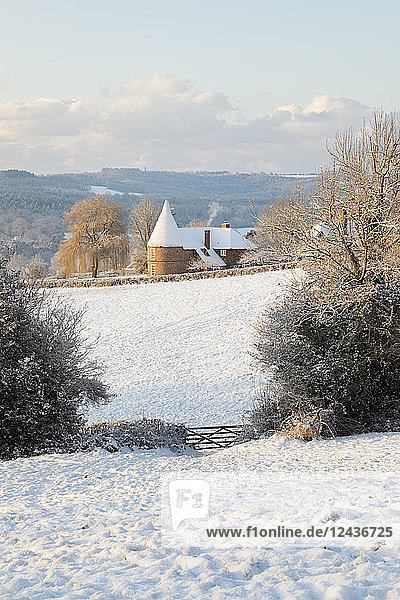 Ehemaliges Hafenhaus in verschneiter High Weald Landschaft  Burwash  East Sussex  England  Vereinigtes Königreich  Europa
