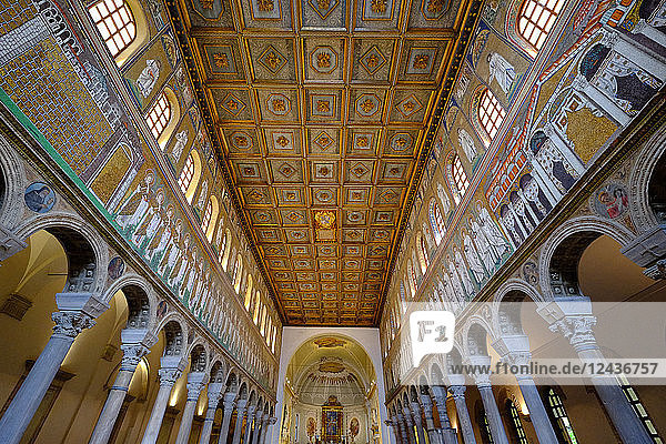 Die Basilika Sant'Apollinare Nuovo  eine Basilikakirche in Ravenna  Emilia-Romagna  Italien  Europa