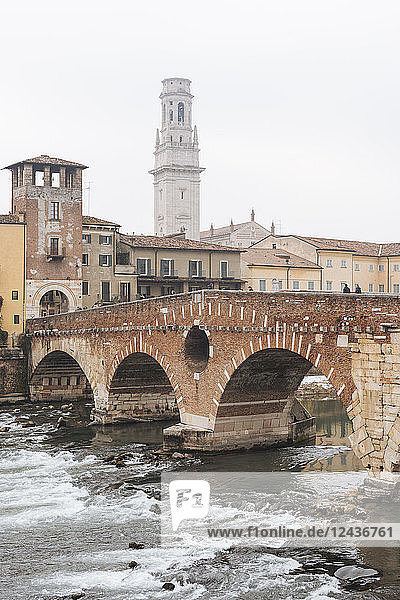 Ponte Pietra und Altstadt von Verona  Provinz Venetien  Italien  Europa