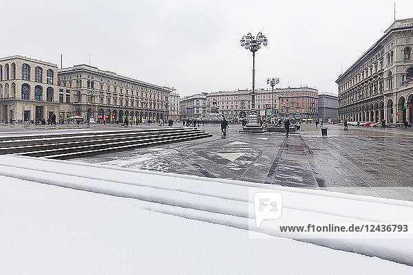 Piazza Duomo (Duomo Square) after a snowfall  Milan  Lombardy  Northern Italy  Italy  Europe