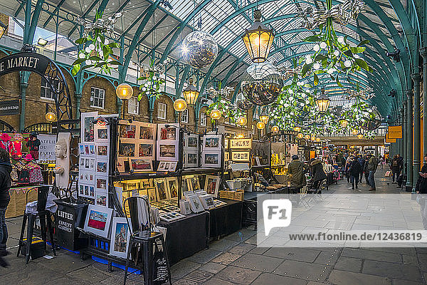 Covent Garden Market at Christmas  London  England  Vereinigtes Königreich  Europa