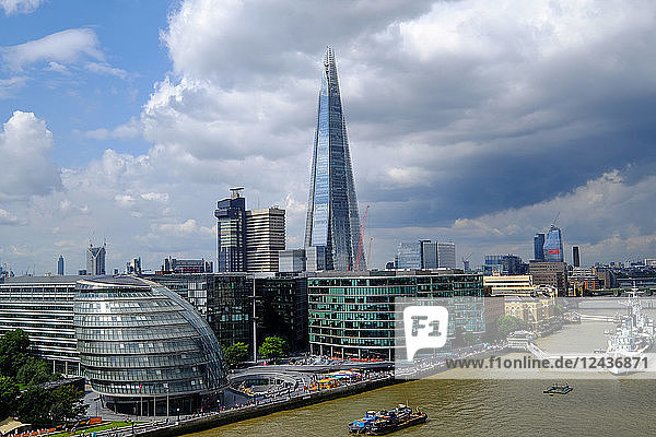 Blick auf London und die Themse von der Tower Bridge  London  England  Vereinigtes Königreich  Europa