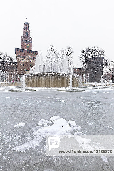 Ein vereister Brunnen und das Schloss Sforzesco nach einem Schneefall  Mailand  Lombardei  Norditalien  Italien  Europa