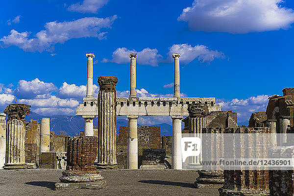 Überreste einer Basilika  antike Ruinen mit stehenden Säulen rund um das Forum  Pompeji  UNESCO-Weltkulturerbe  Kampanien  Italien  Europa
