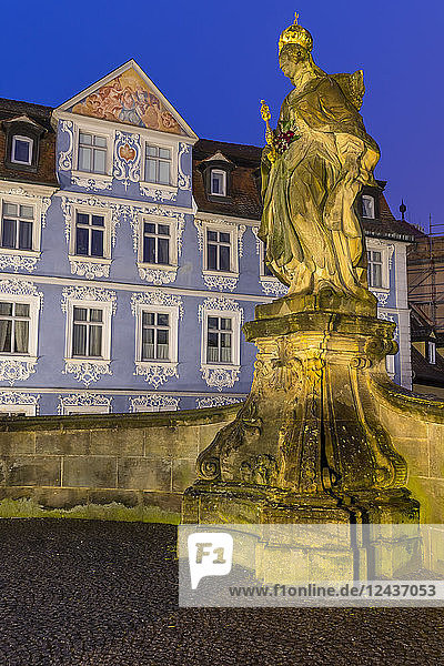 Die Statue der Kaiserin Kunigunda auf der Unteren Brücke  Bamberg  UNESCO-Welterbe  Oberfranken  Bayern  Deutschland  Europa