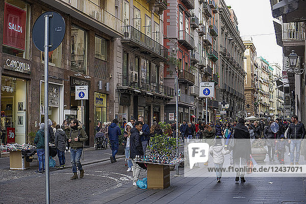 Menschenmenge entlang einer belebten Einkaufsstraße mit Geschäften und Straßenverkäufern  Via Toledo  Neapel  Kampanien  Italien  Europa