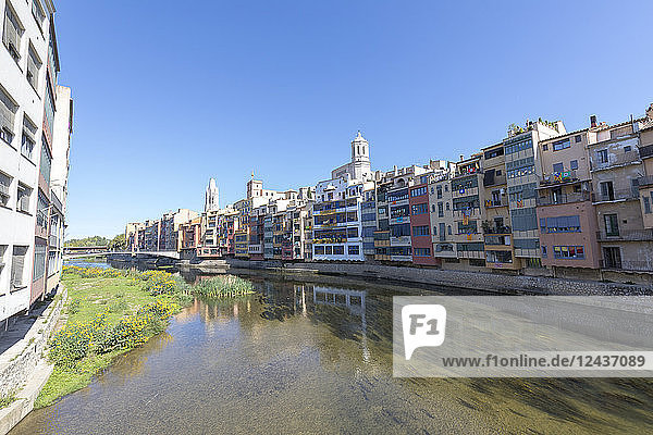 Bunte Häuser am Fluss Onyar  Girona  Katalonien  Spanien  Europa