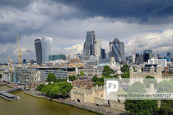 Blick auf den Tower of London und die City of London von der Tower Bridge  London  England  Vereinigtes Königreich  Europa