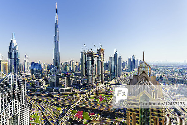 Skyline von Dubai und Sheikh Zayed Road Interchange  Dubai  Vereinigte Arabische Emirate  Naher Osten