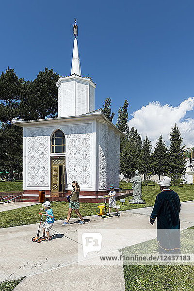 Kapelle und Gautama Buddha  Kulturzentrum Ruh Ordo  benannt nach Chinghiz Aitmatov  Issyk Kul See  Cholpon-Ata  Kirgisistan  Zentralasien  Asien
