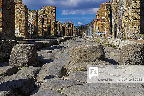 Mit Kopfsteinpflaster gepflasterte Straße  die Hauptstraße der antiken Stadt mit Trittsteinen  erhöhten Blöcken und Häusern  Pompeji  UNESCO-Weltkulturerbe  Kampanien  Italien  Europa