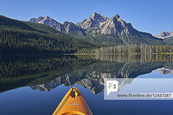 McGown Peak spiegelt sich im Stanley Lake beim Kajakfahren  Sawtooth National Recreation Area  Idaho  Vereinigte Staaten von Amerika  Nordamerika