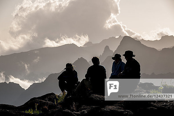 Eine Gruppe von Wanderern entspannt sich nach einem langen Tag im New Shira Camp auf der Machame-Route zum Gipfel des Kilimandscharo  Tansania  Ostafrika  Afrika