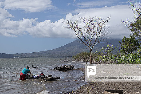 Waschfrau am See auf der Insel Ometepe  Nicaragua  Mittelamerika