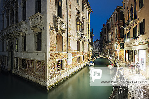 Kanal bei Nacht  San Marco  Venedig  UNESCO-Weltkulturerbe  Provinz Venetien  Italien  Europa