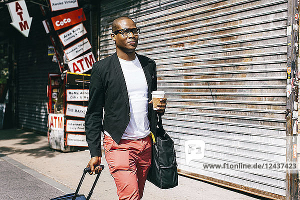 USA  NYC  Brooklyn  Businessman with bags walking in the street