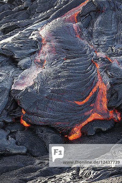 USA  Hawaii  Big Island  Volcanoes National Park  lava flowing from Pu'u O'o' volcano