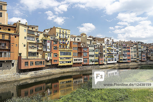 Spain  Girona  row of houses at the riverside