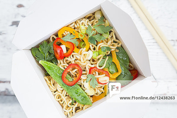 Box of mie noodles with vegetables