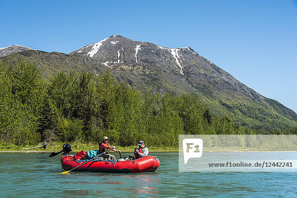 Paar in einem Floß auf dem Kenai River in der Nähe des Skilak Lake  Süd-Zentral-Alaska; Alaska  Vereinigte Staaten von Amerika