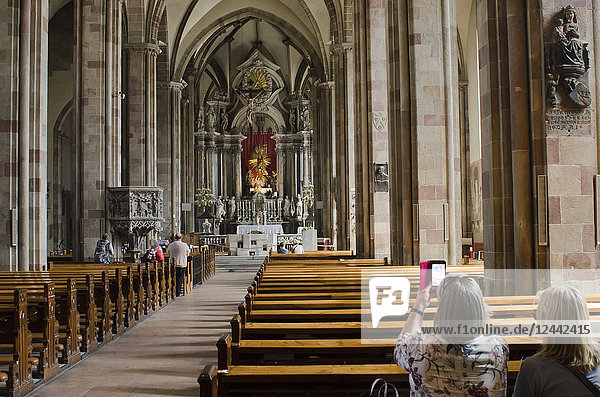 Innenraum und Kirchenschiff des Doms Mariä Himmelfahrt; Bozen  Italien