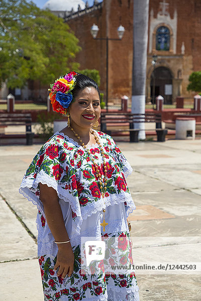 Maya-Frau in traditioneller Kleidung vor der Kirche von San Antonio de Padua  einem ehemaligen Kloster; Ticul  Yucatan  Mexiko