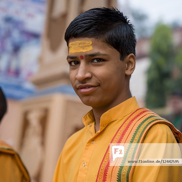 Porträt eines Jungen  Ganga Aarti in Rishikesh  ein hinduistisches Andachtsritual am Ganges; Rishikesh  Uttarakhand  Indien