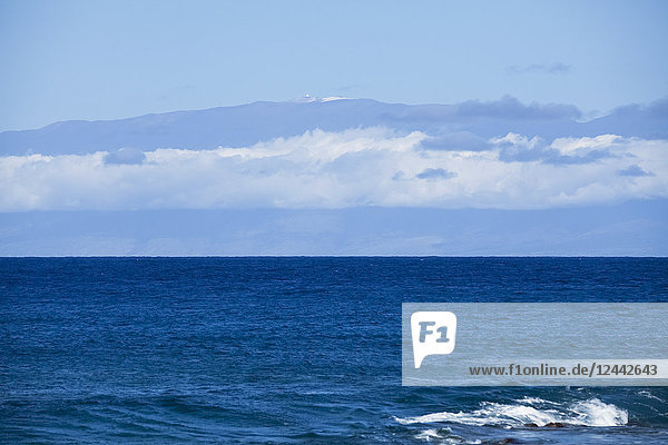 Mauna Kea mit Schnee und Observatorien von der Nord-Kohala-Küste aus gesehen; Insel Hawaii  Hawaii  Vereinigte Staaten von Amerika