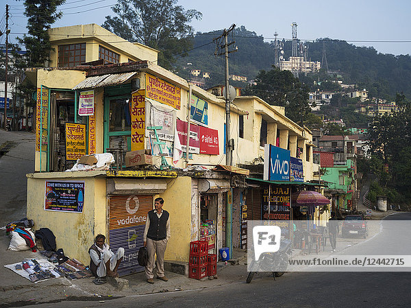 Bunte Geschäfte und Fußgänger in einer Stadt in Nordindien; Narendranager  Uttarakhand  Indien